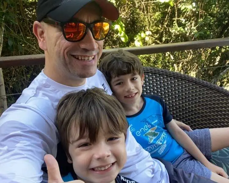 Foto de Rodrigo Moraes e filhos.