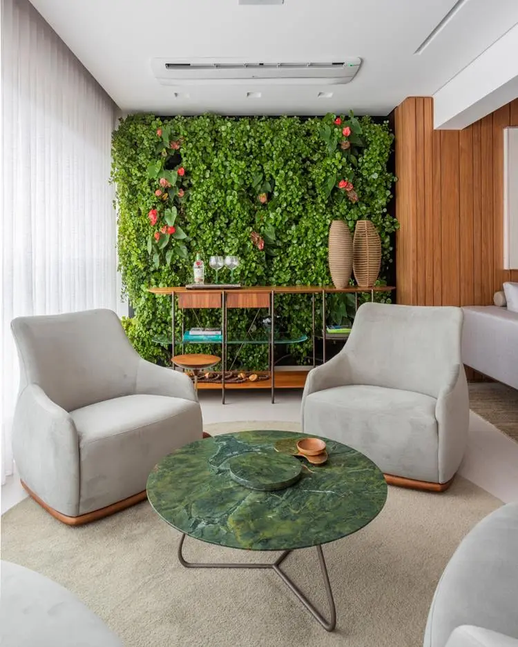 Parede verde em sala com poltronas cinzas