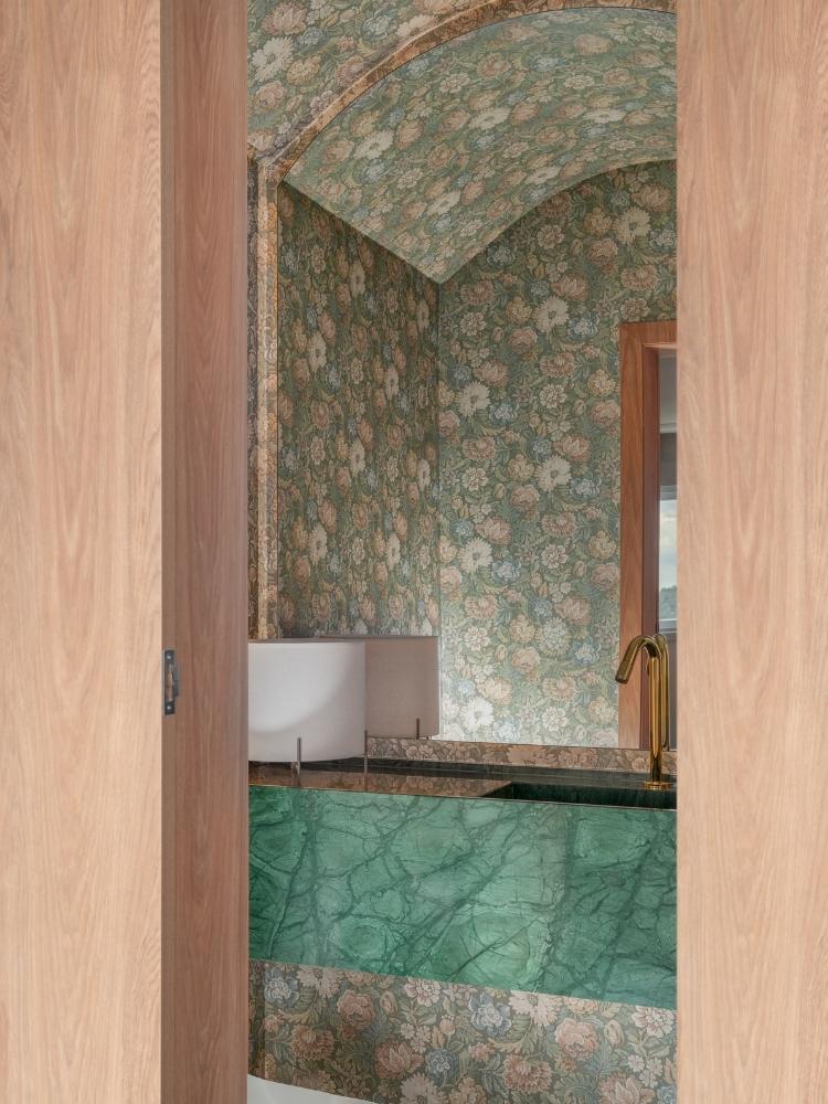 Lavado com papel de parede imitando caverna 
