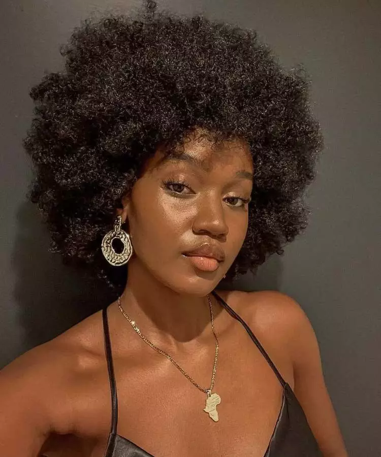 Corte afro mulher cabelo crespo natural castanho escuro
