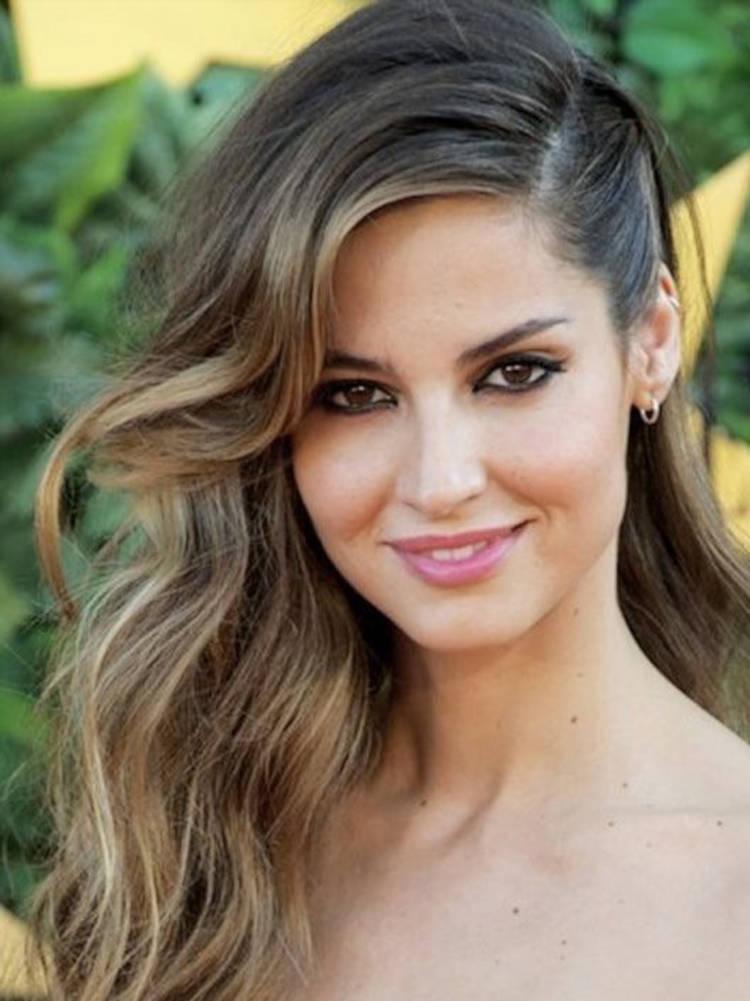 Mulher de pele clara usando cabelo loiro escuro de lado