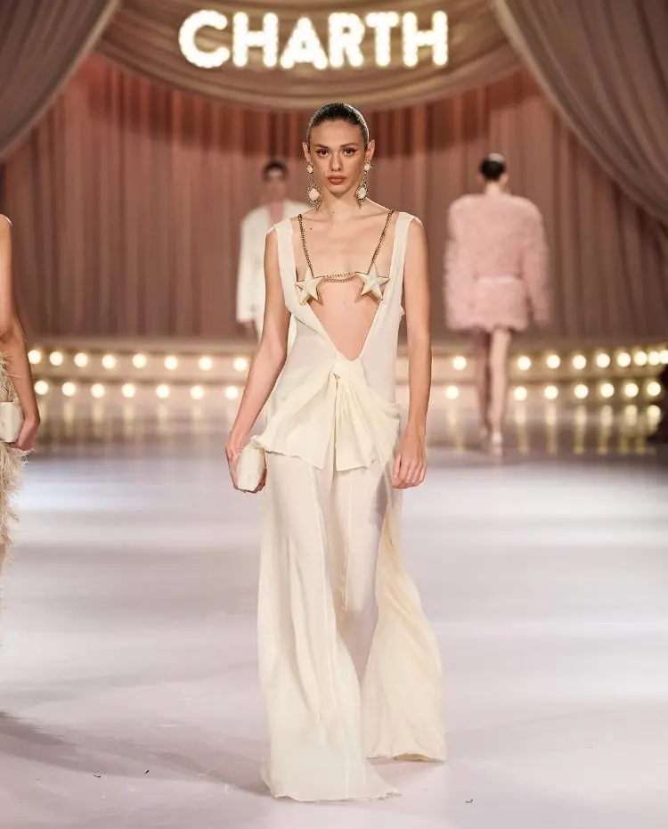 Modelo na passarela usando look off white