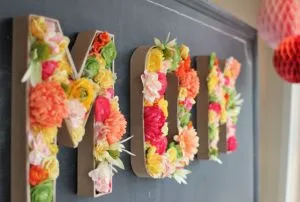 dia das maes presentes: letras M, O e M decoradas de flor
