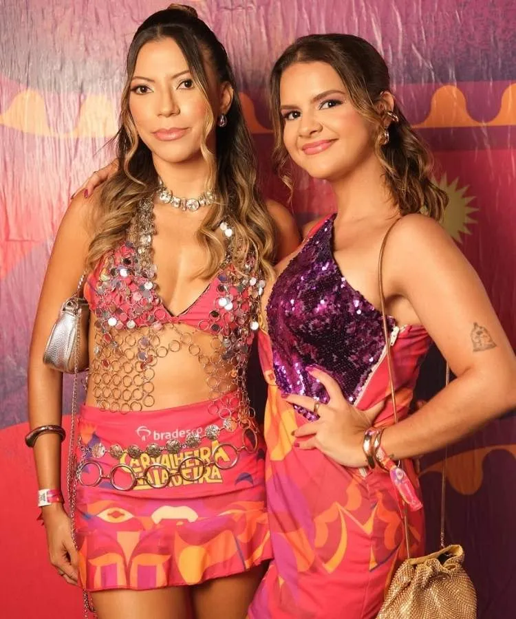 Duas amigas usando look pink de Carnaval