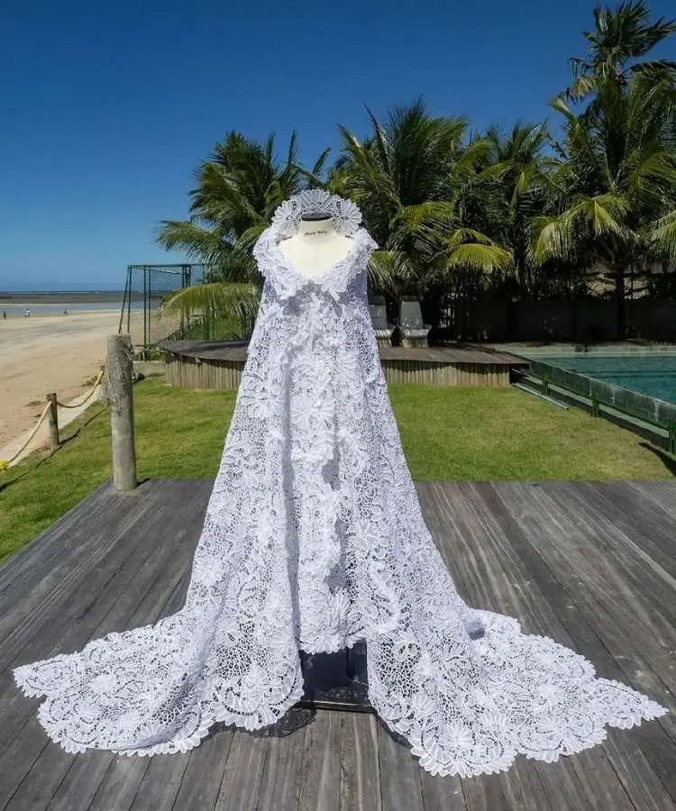 Vestido longo com capa de algodão e renda que Martha Medeiros expõe durante a Art Basel Miami Beach