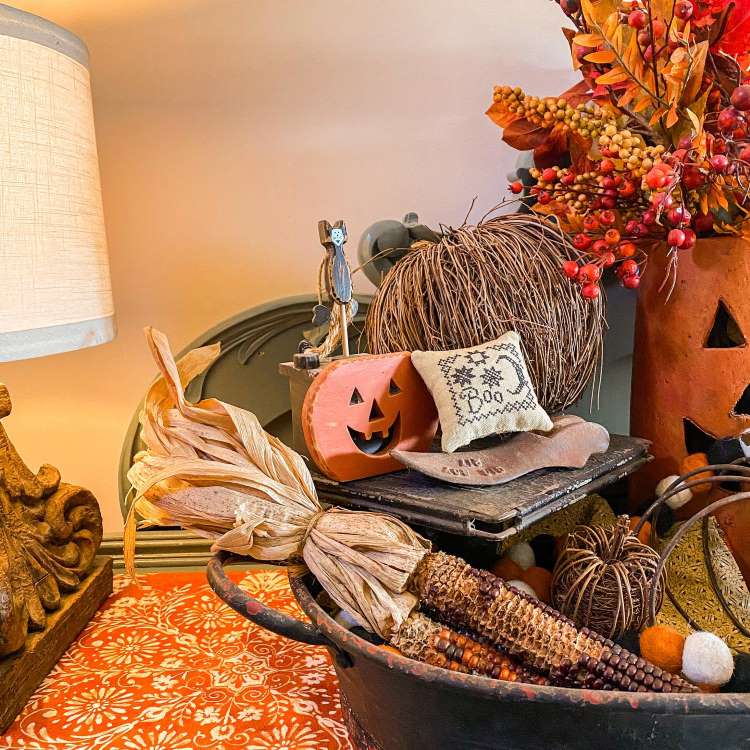 Decoração simples de Halloween com Palha, milho e galhos secos