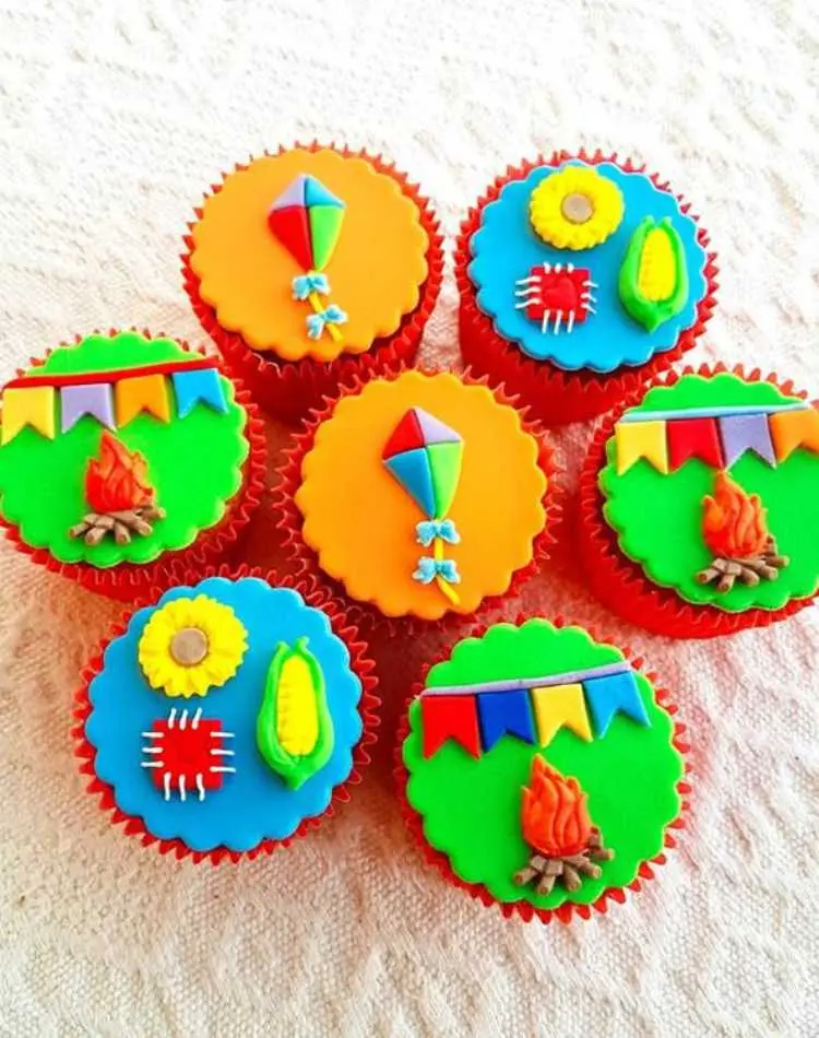 Cupcakes gourmet para festas juninas: decorados com pasta americana, desenhos: balão, varal de bandeirinhas, fogueira, milho, girassol