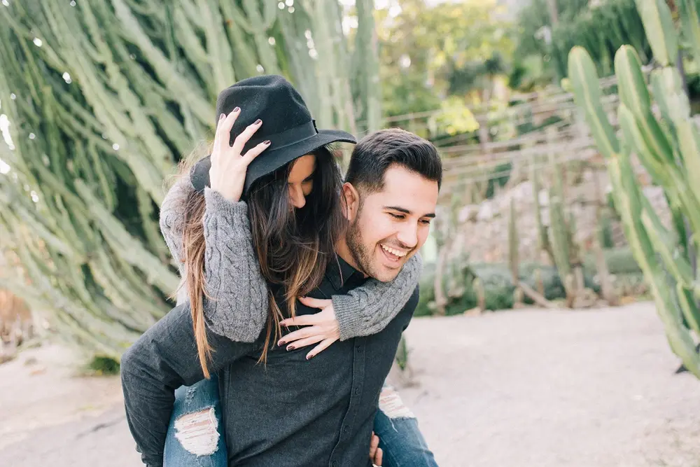 casal de namorados sorrindo