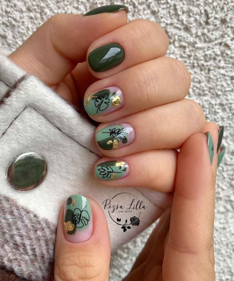 Unhas decoradas simples verde musgo, adesivos de plantinhas e ouro.