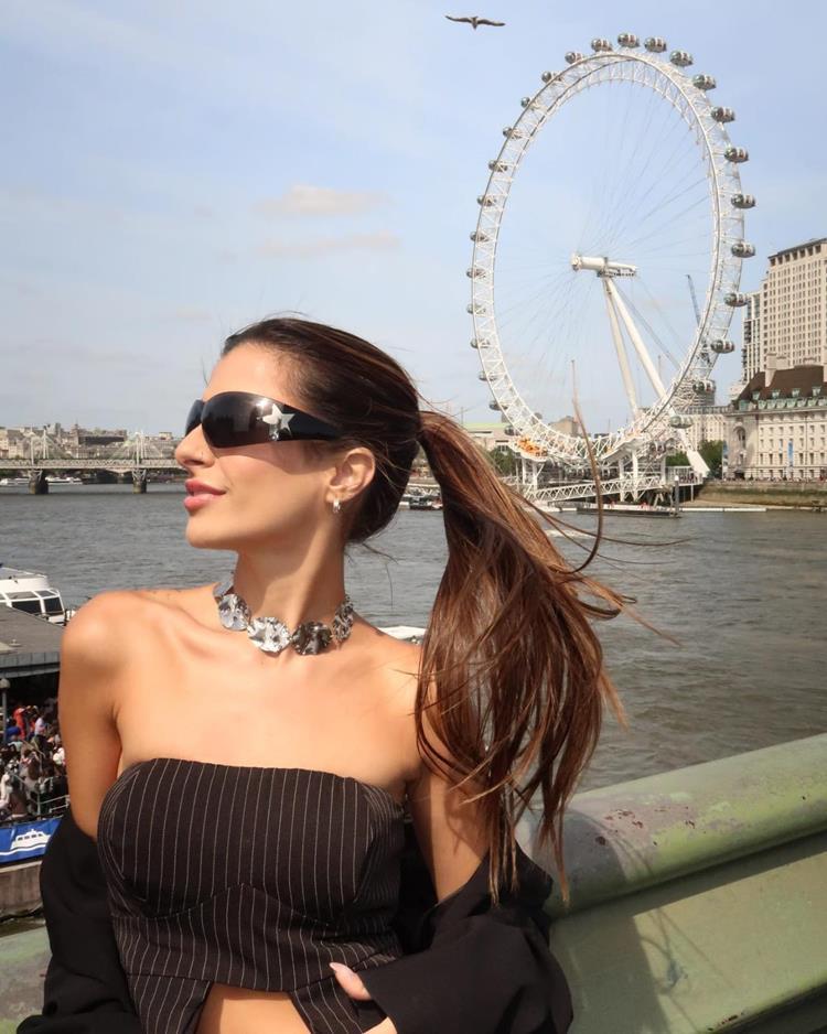 foto de mulher em frente de roda gigante em londres