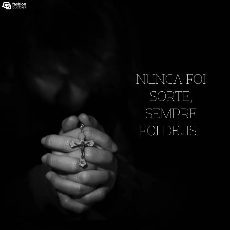 Imagem meio turva de pessoas orando em um fundo preto. Acima, há a frase "Nunca foi sorte, sempre foi Deus". 