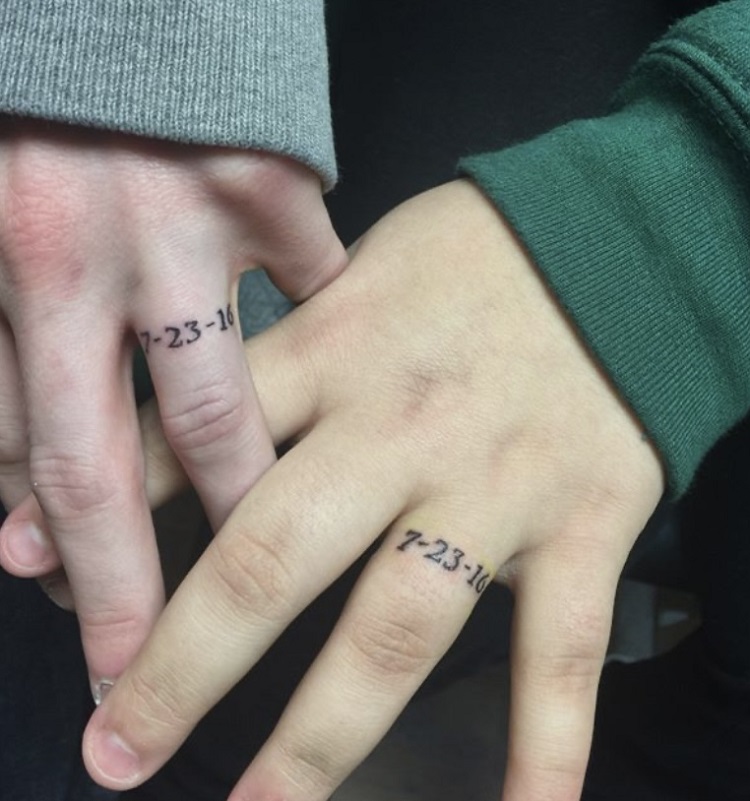 Tatuagem com data no dedo