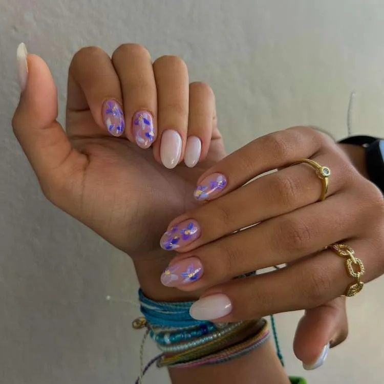 Unha almond decorada nas cores: branco, rosa, lilás, roxo e dourado. Desenho de: flores.