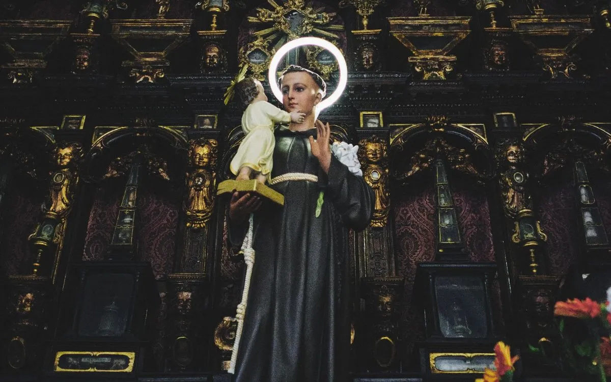 Foto de igreja com imagem de Santo Antônio segurando o menino Jesus
