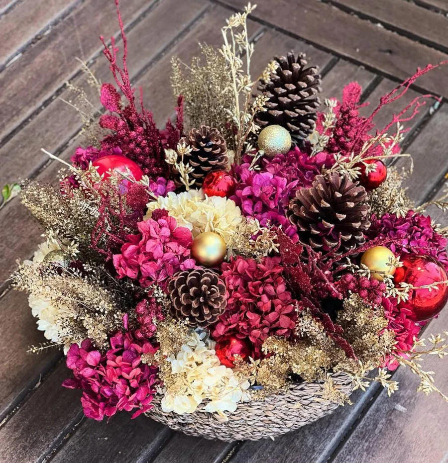 Arranjo rosa e verde para decoração natalina.