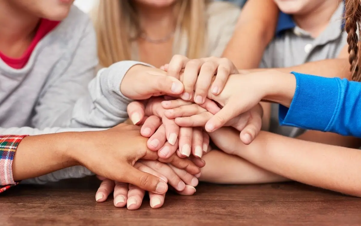 Pessoas de mãos dadas sob superfície