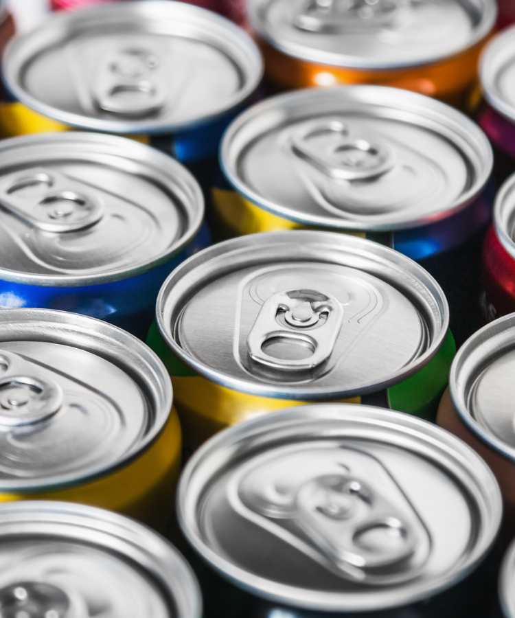 Foto de latas de alumínico com bebidas.