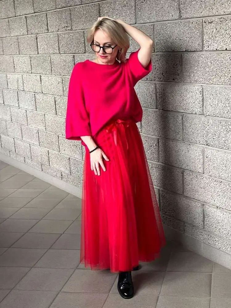 Mulher veste conjunto como roupa vermelha para o Natal