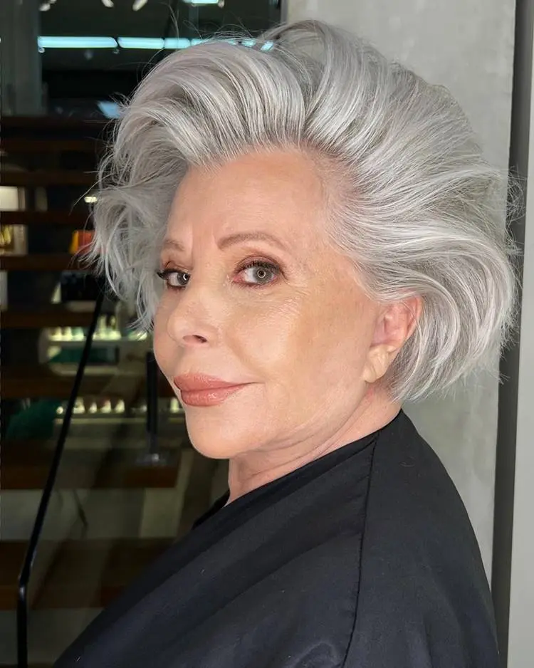Mulher com fios brancos naturais