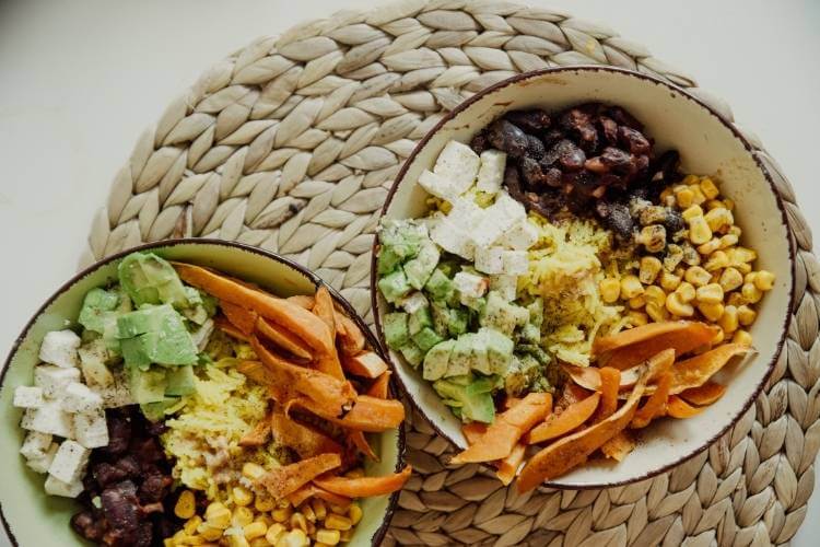 tigelas com arroz, feijão e legumes