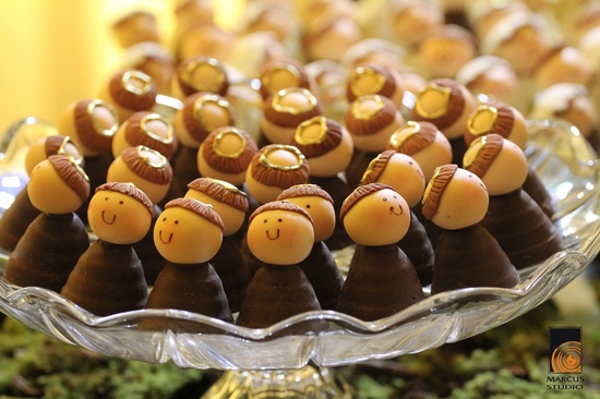 doce em formato de santo antônio em um pote de vidro de enfeitar