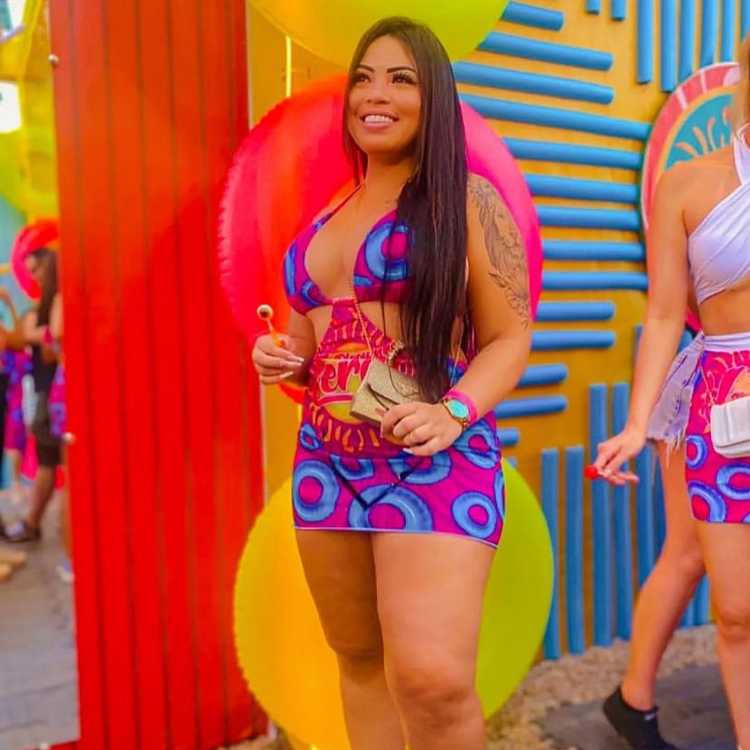 Mulher com abadárosa e azul personalizado em forma de vestido para o Carnaval.