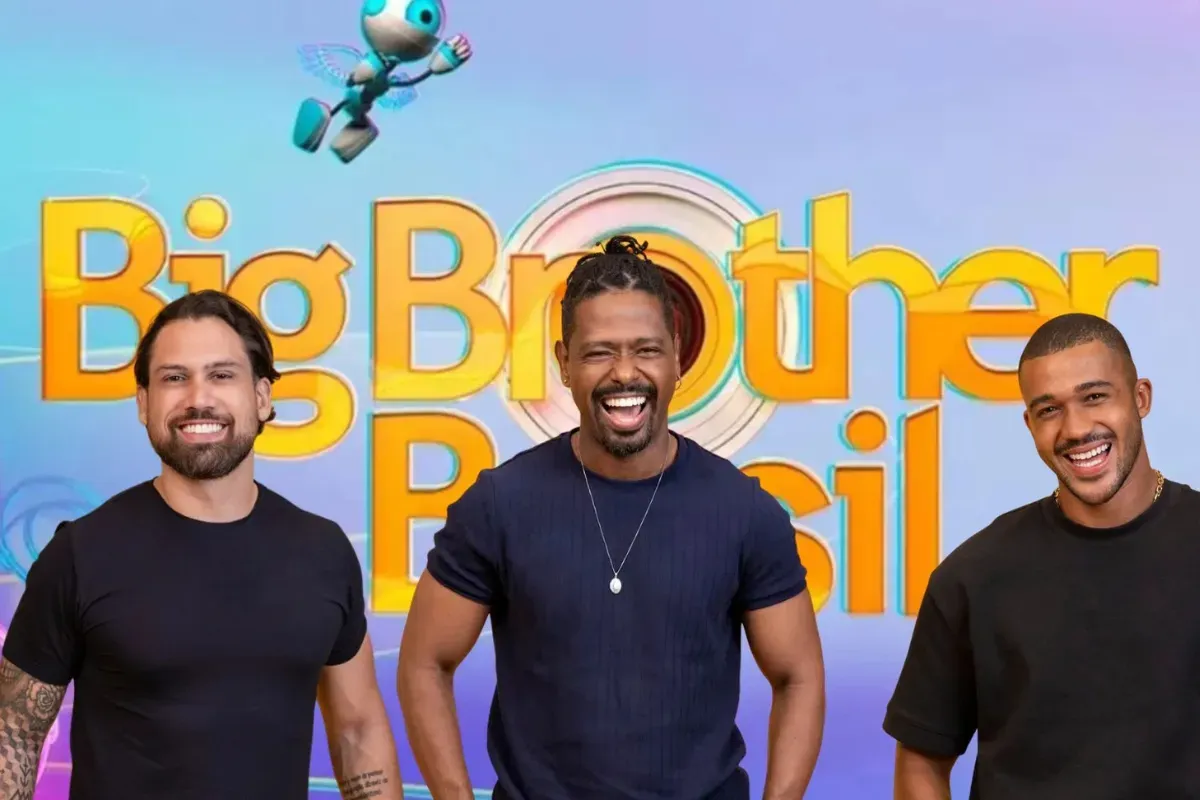 Três participantes do Big Brother Brasil sorrindo com logo do programa ao fundo