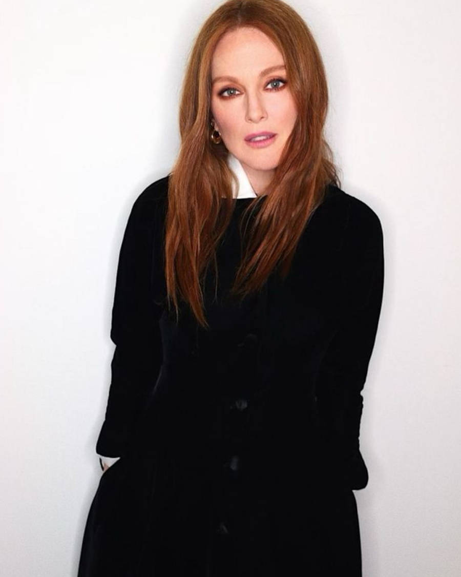 Foto da atriz Julianne Moore usando um vestido preto da Tory Burch e com os cabelos soltos