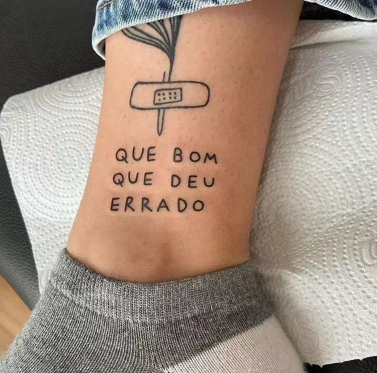 tatuagem escrita Que bom que deu errado. na perna