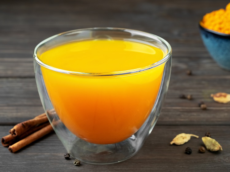 Foto de xícara de chá de vidro com líquido amarelo