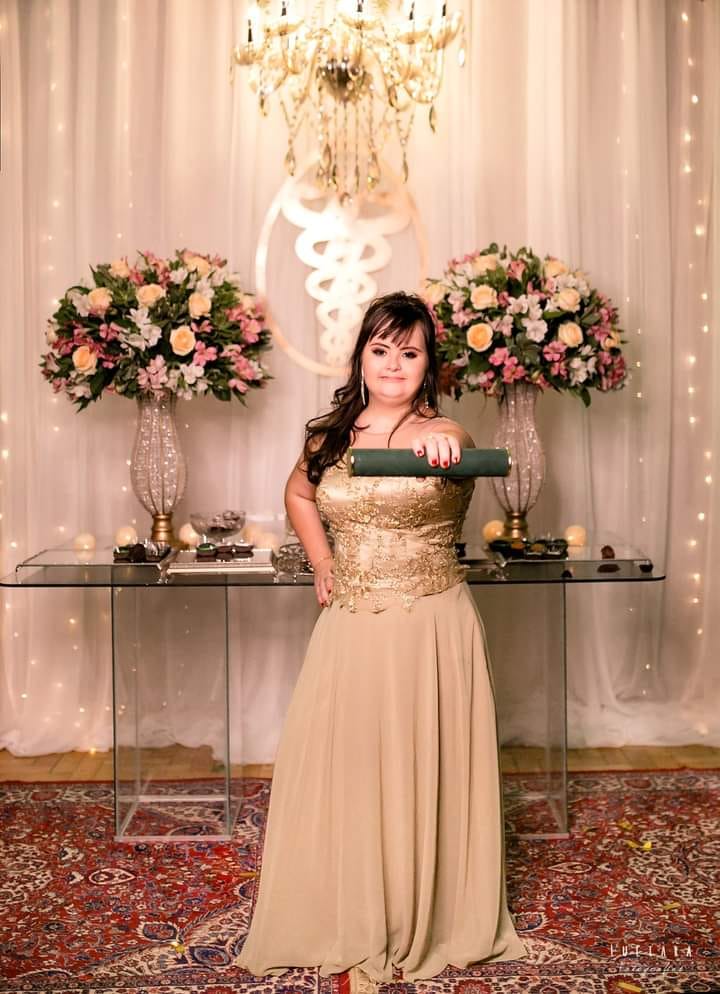 Portadora de síndrome de Down formada e graduada em fisioterapia.