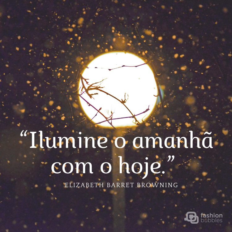 Frase de motivação no trabalho com fundo escuro e um poste iluminando ao centro