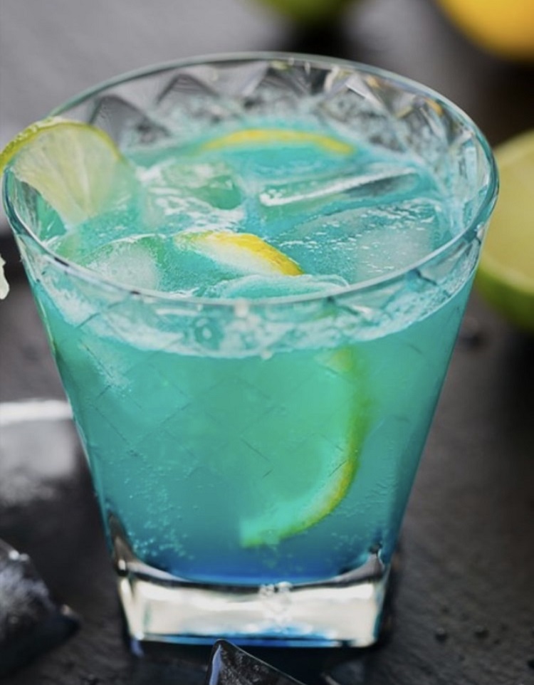 Uma bebida que é a cara do verão é a combinação entre o Gin e o Curaçao Blue. Drink Clube de piscina