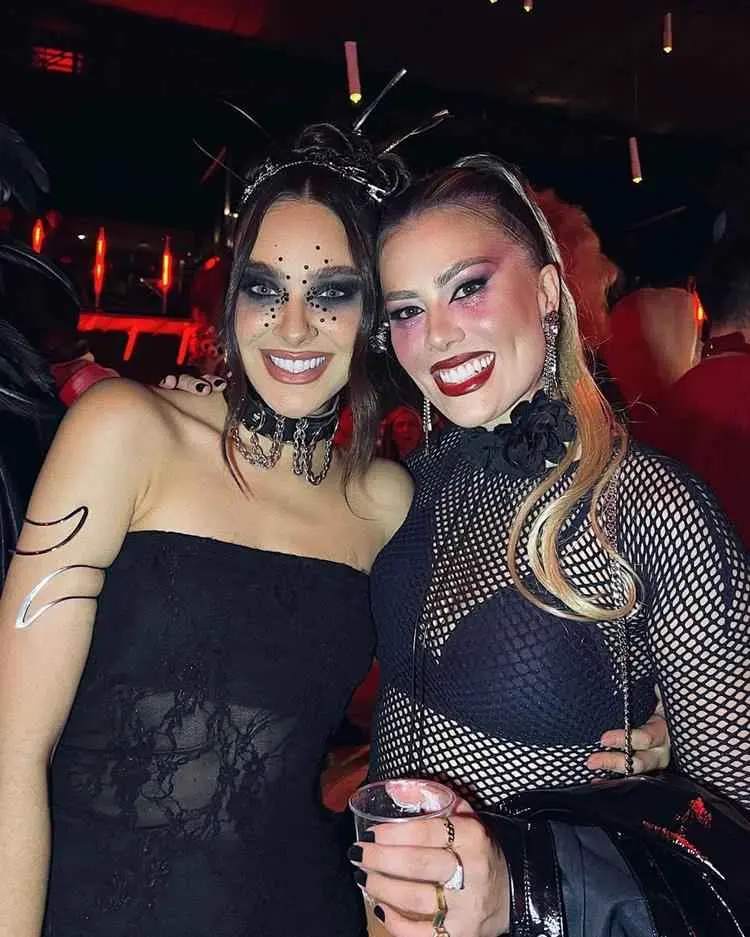 duas mulheres com roupa escura e make de halloween