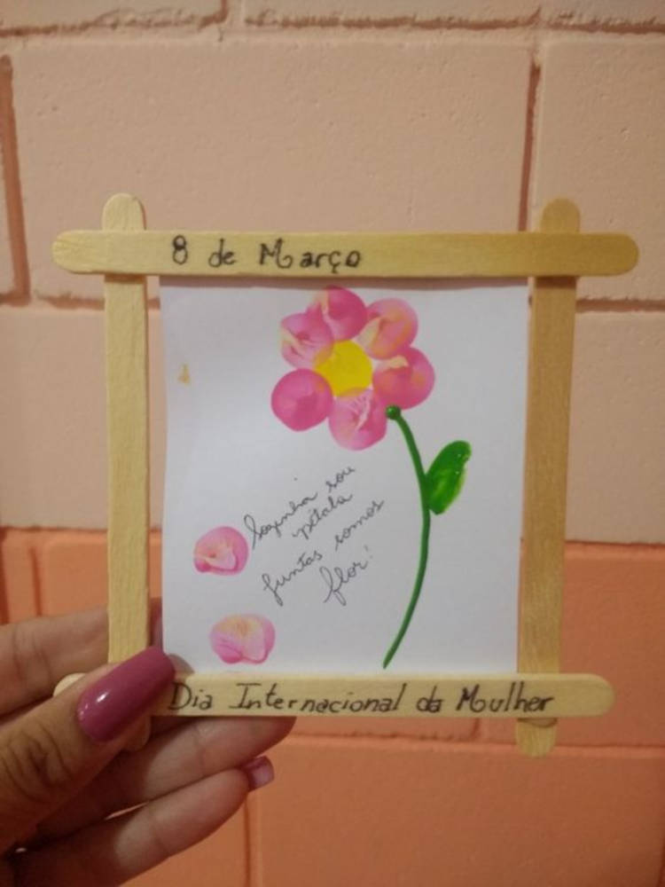 Desenho com moldura de palito de sorvete.