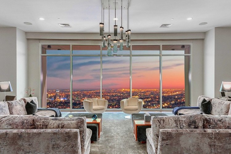 Sala da nova mansão da Rihanna, com sofás e poltronas em vista para Los Angeles.