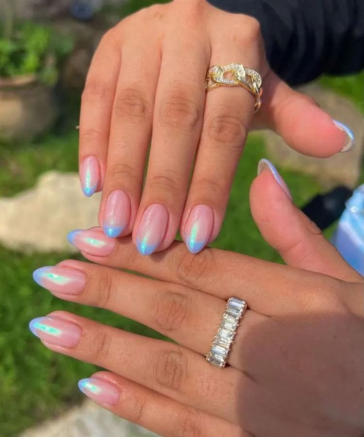Unhas decoradas nas cores: rosa e azul cintilante. Arte: francesinha