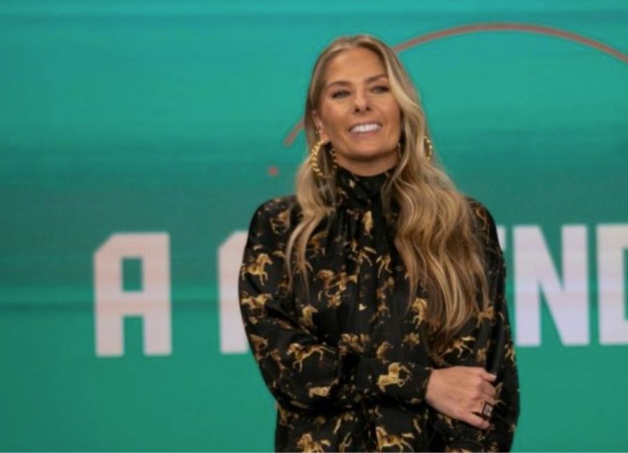 A apresentadora Adriane Galisteu sorrindo