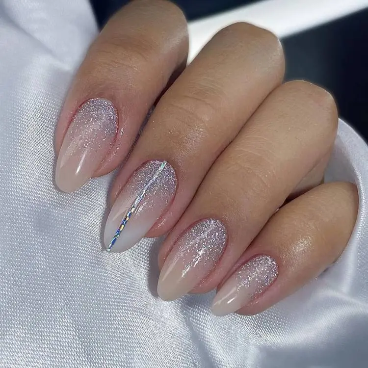 unhas almond com base transparente e detalhes prateados