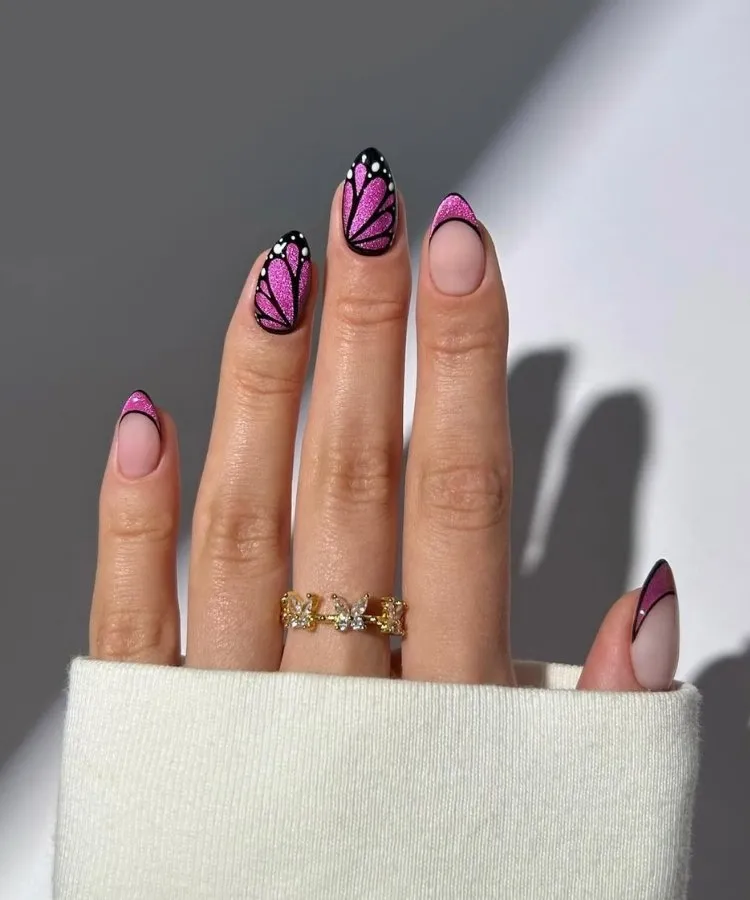 Nail art de borboleta rosa, uma das tendências de unhas para 2026