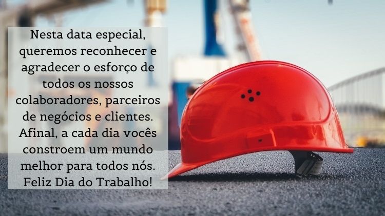 Foto de capacete de engenheiro no asfalto e frase "Nesta data especial, queremos reconhecer e agradecer o esforço de todos os nossos colaboradores, parceiros de negócios e clientes. Afinal, a cada dia vocês constroem um mundo melhor para todos nós. Feliz Dia do Trabalho!"