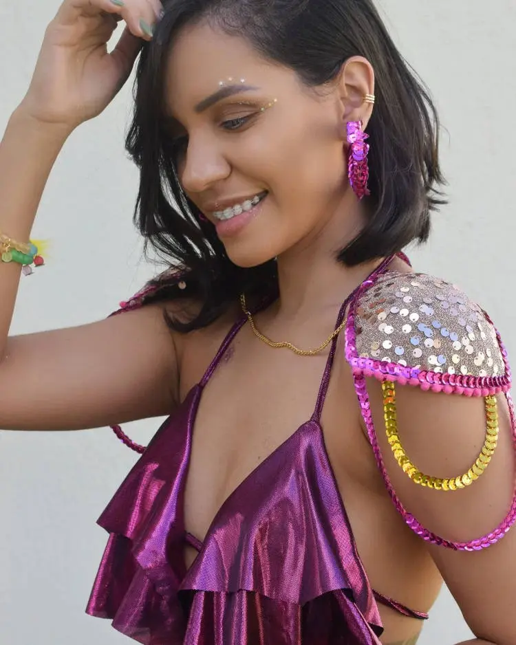 Mulher de rosa pronta para o Carnaval.