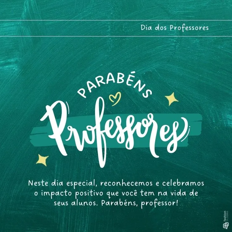 Foto de lousa com giz recém apagado e frase "Neste dia especial, reconhecemos e celebramos o impacto positivo que você tem na vida de seus alunos. Parabéns, professor!"