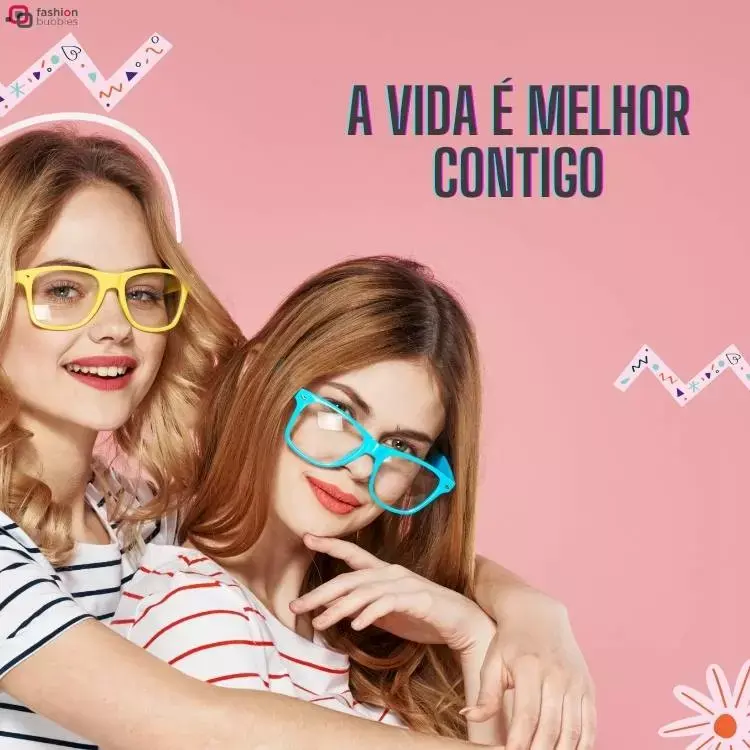 Foto de duas amigas de pele clara,uma loira e uma ruiva e camiseta branca listada e óculos amarelo e o outro azul, se abraçando. O fundo é rosa e apresenta a frase "a vida é melhor contigo"