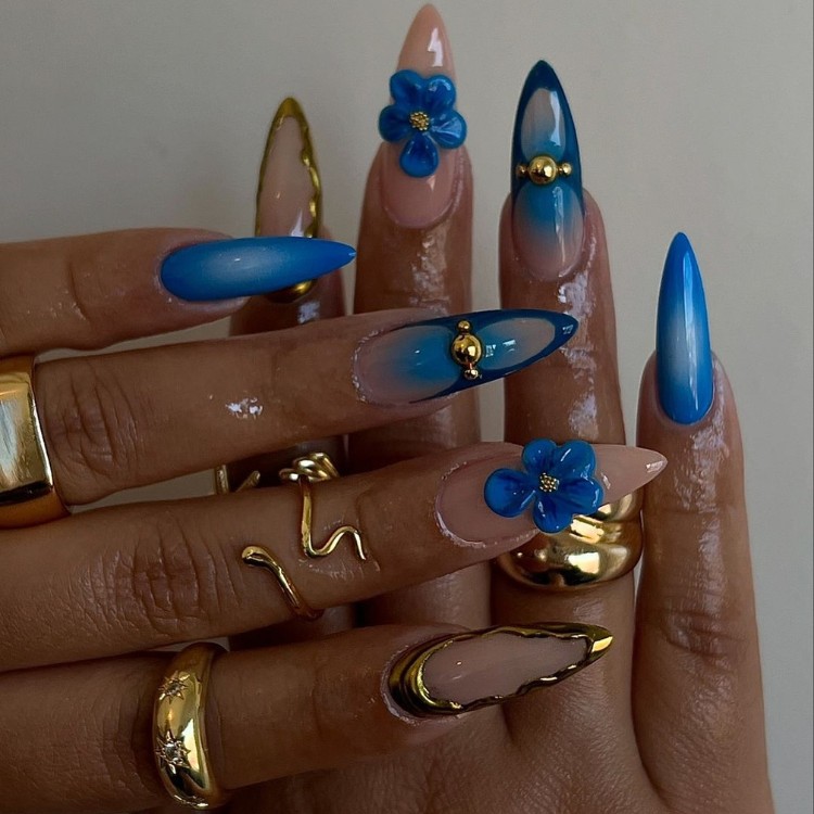 Unhas stiletto em azul com detalhes em 3D e dourado
