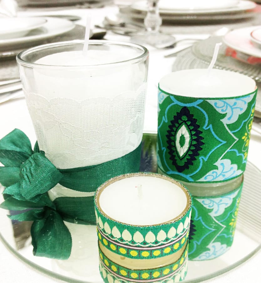 Foto de velas brancas com fitas verdes e renda