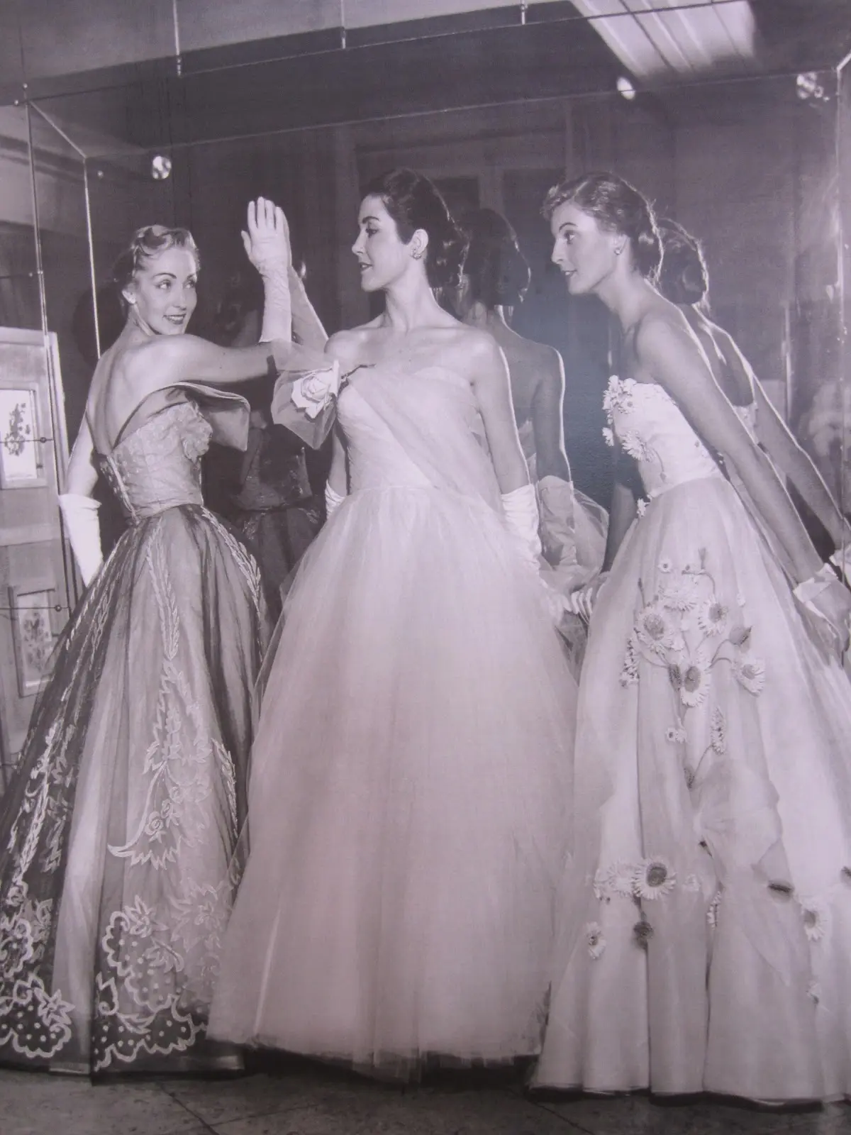 Modelos a posar durante um desfile na Casa Canadá. 