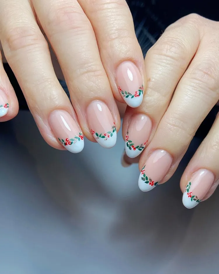 Mãos com unhas decoradas com guirlanda de planta azedinha em francesinha