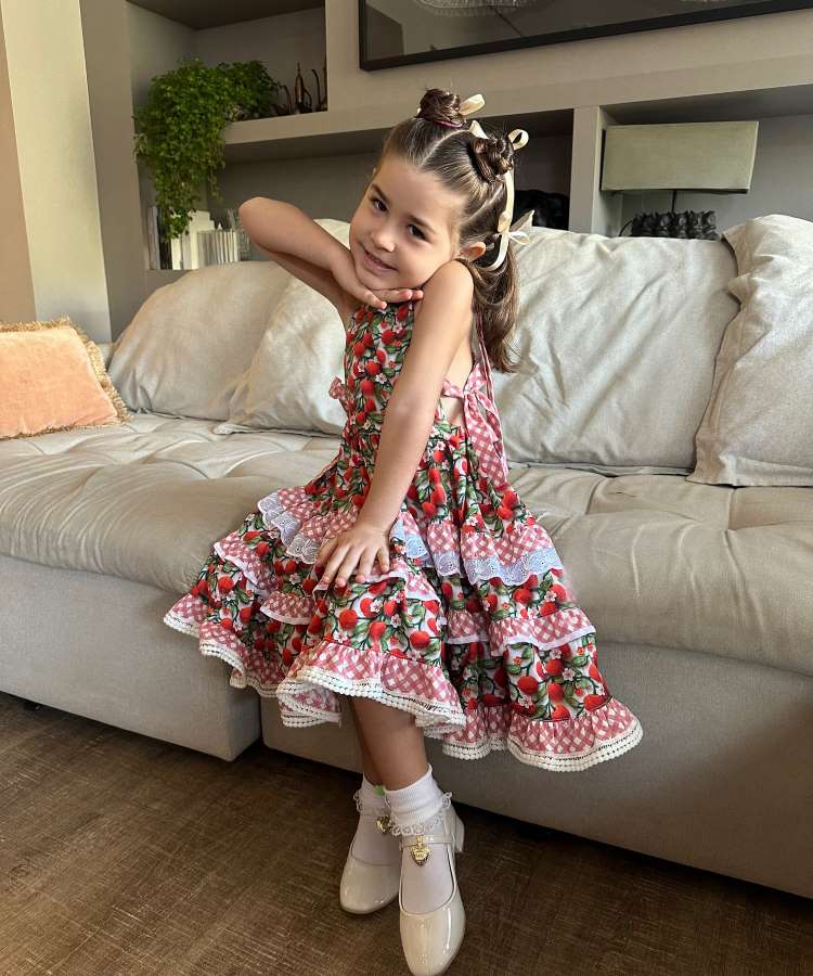 Meninos vestidos com roupas juninas com estampa de cereja.
