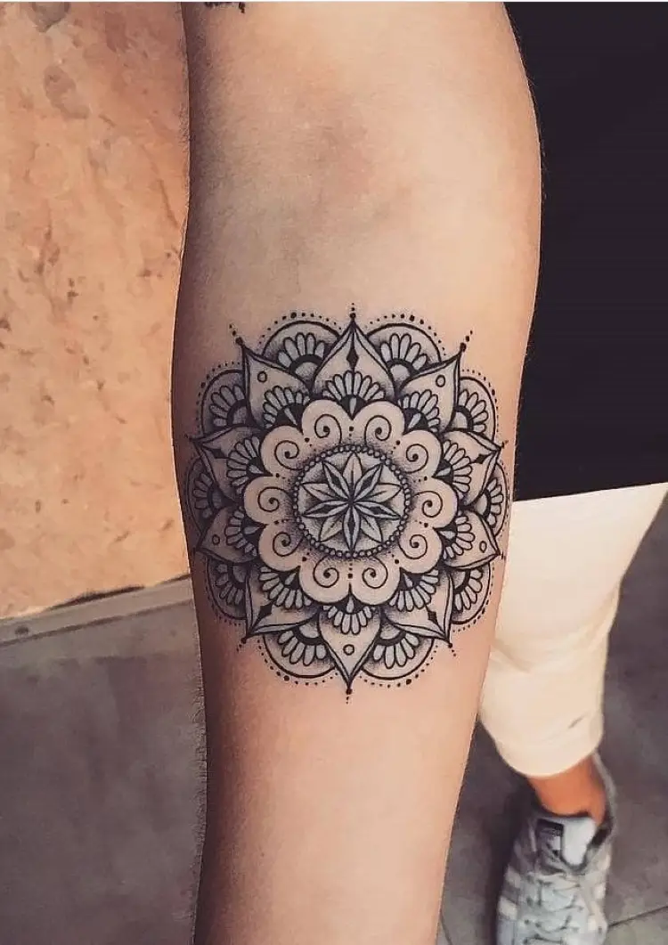 tatuagem feminina no braço/ mandala